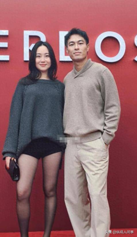 盛典上孙怡拽裙子故意露腿关悦脸僵尬笑都被佟大为裆部抢镜